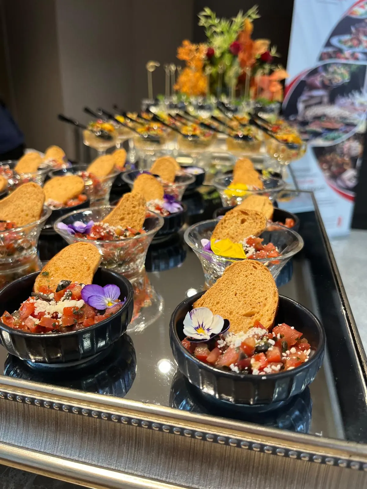 Gümüş tepside çiçek süslemeli bruschetta sunumu