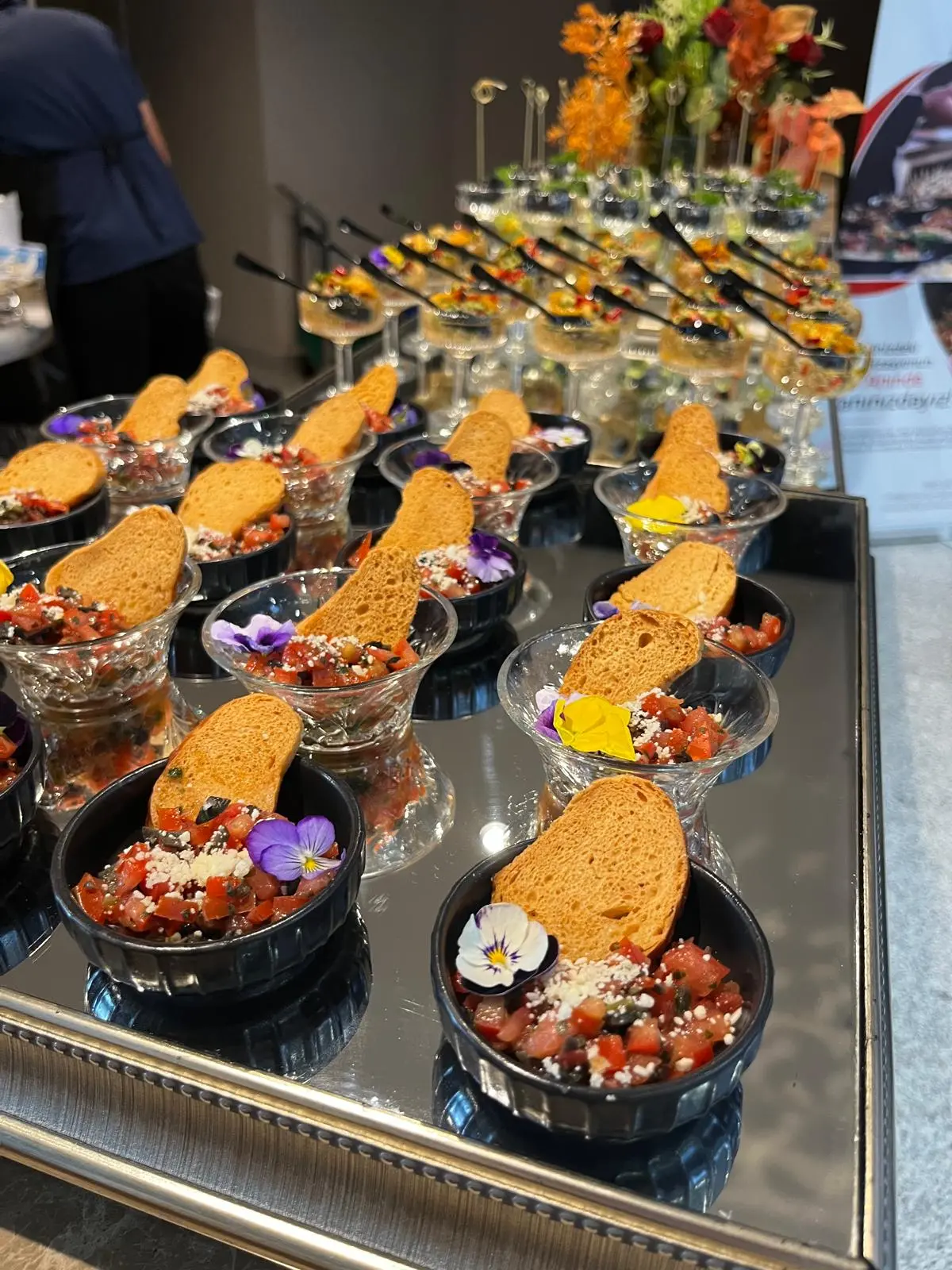 Yenilebilir çiçeklerle süslenmiş bruschetta kaseleri