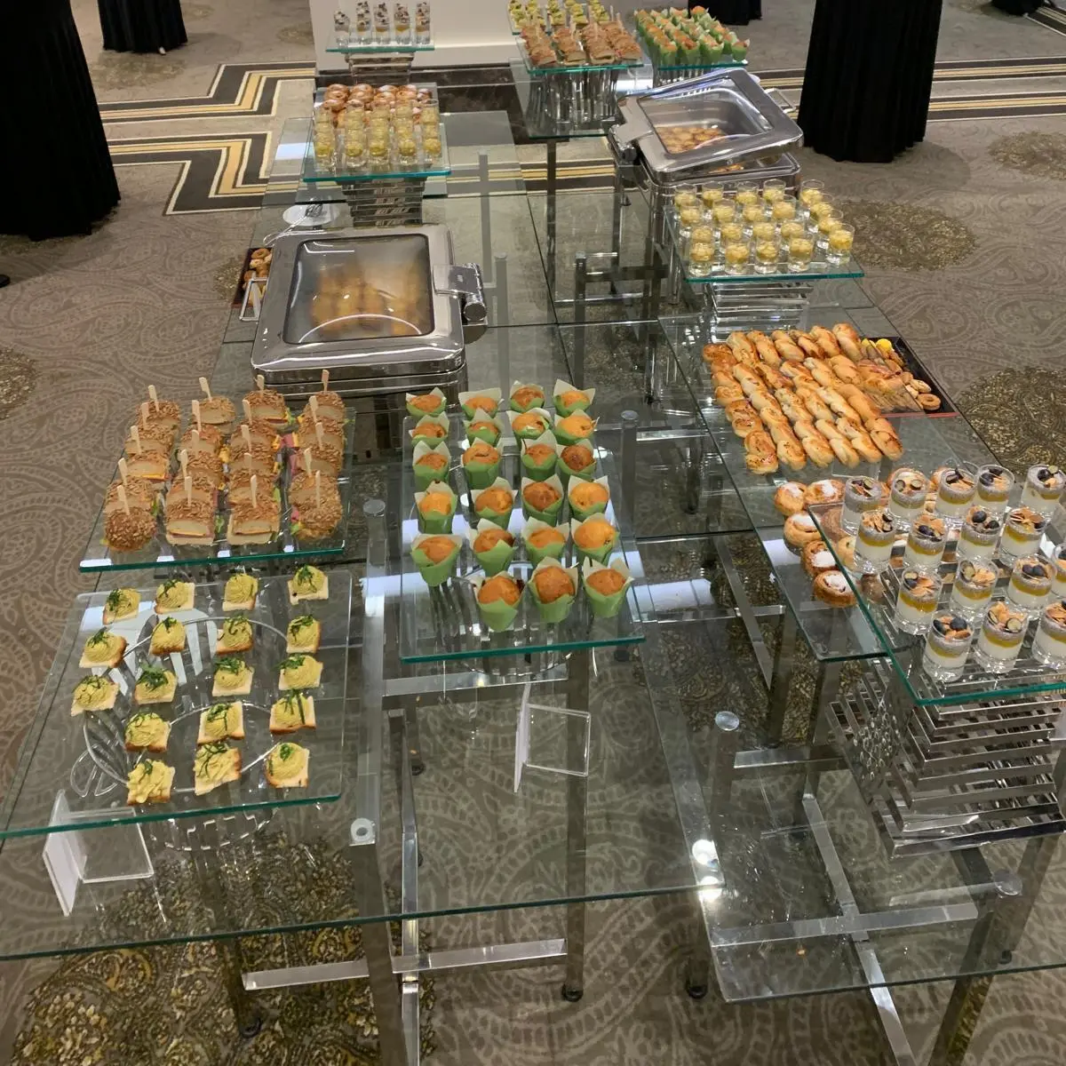 Otel lobisinde cam standlı kokteyl büfesi